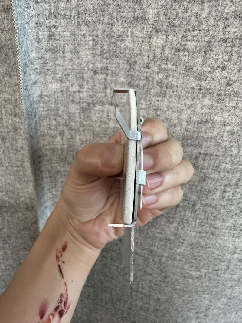 Metal claw modified according to the design drawing.