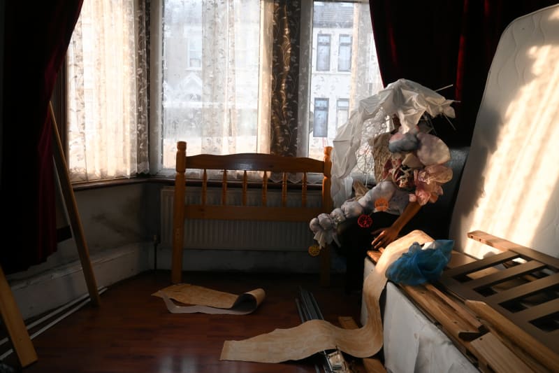 outcome photoshoot in old house