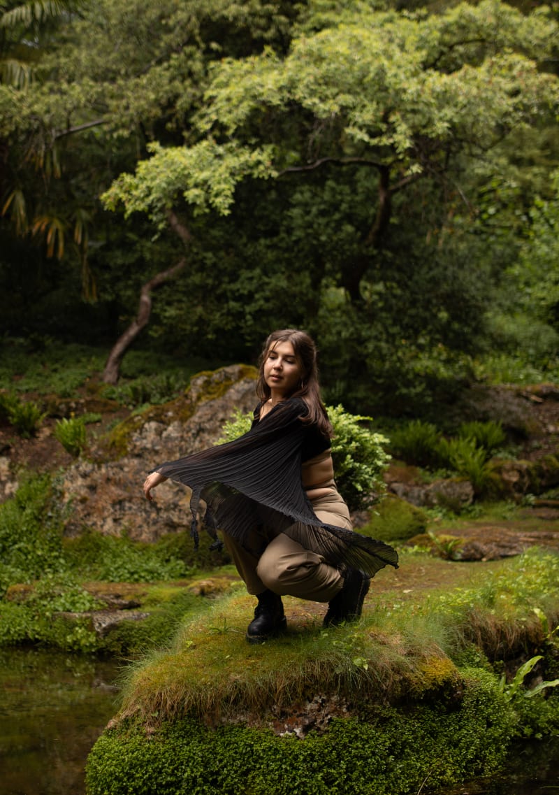 Pleated top with movement
