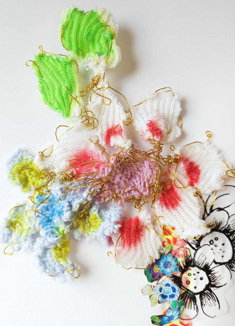 This pattern is inspired by the floral designs on Thai Benjarong teapots, which often feature metallic gold lines to outline the shapes. I use gold me