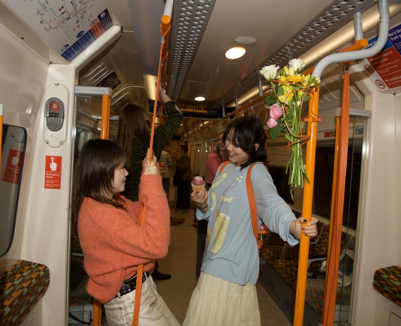 This is a hand strap displaced with a leaning swing, allowing passengers to lean on it and comfortably engage in a relaxed conversation with others.