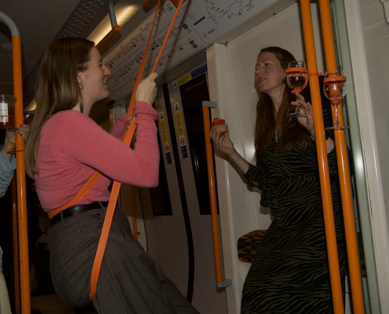 This is a hand strap displaced with a leaning swing, allowing passengers to lean on it and comfortably engage in a relaxed conversation with others.