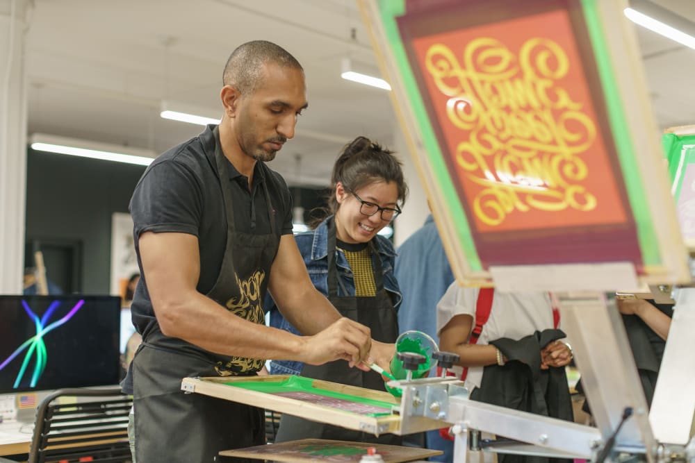 2 people screenprinting