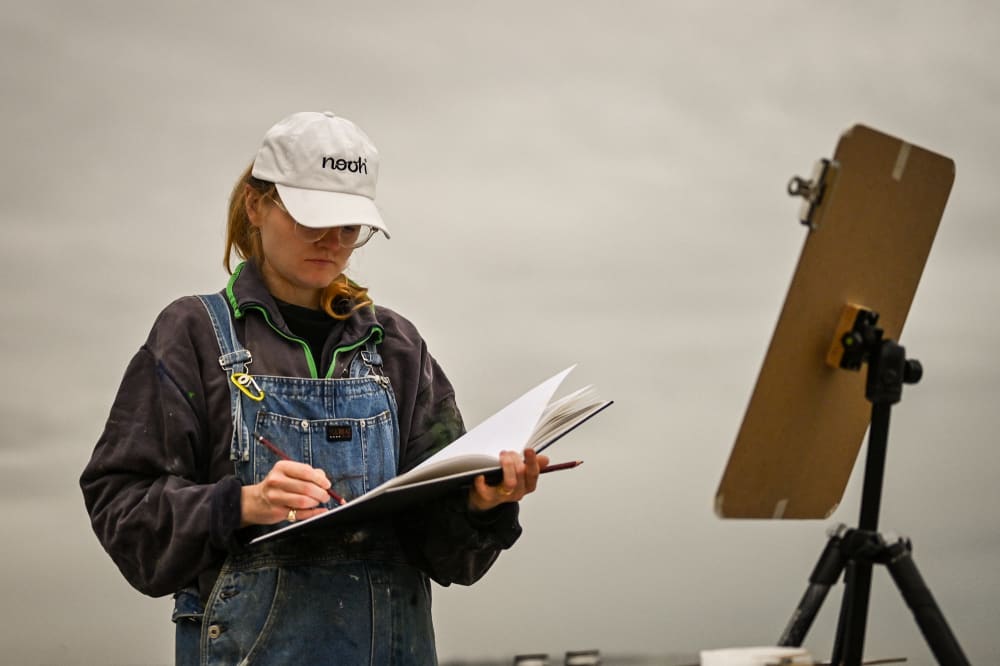 Picture of Helena Traill painting 'en plein air'