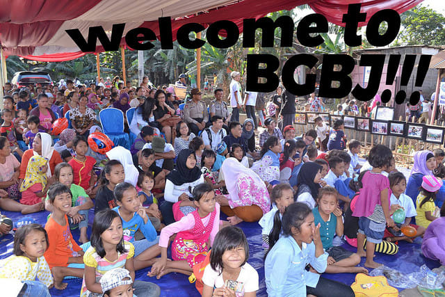 Group photo of children in Indonesia