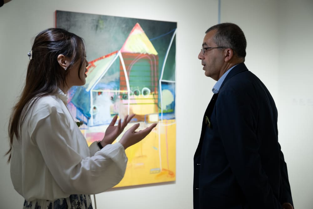 Doris talking to Hussein in front of her work