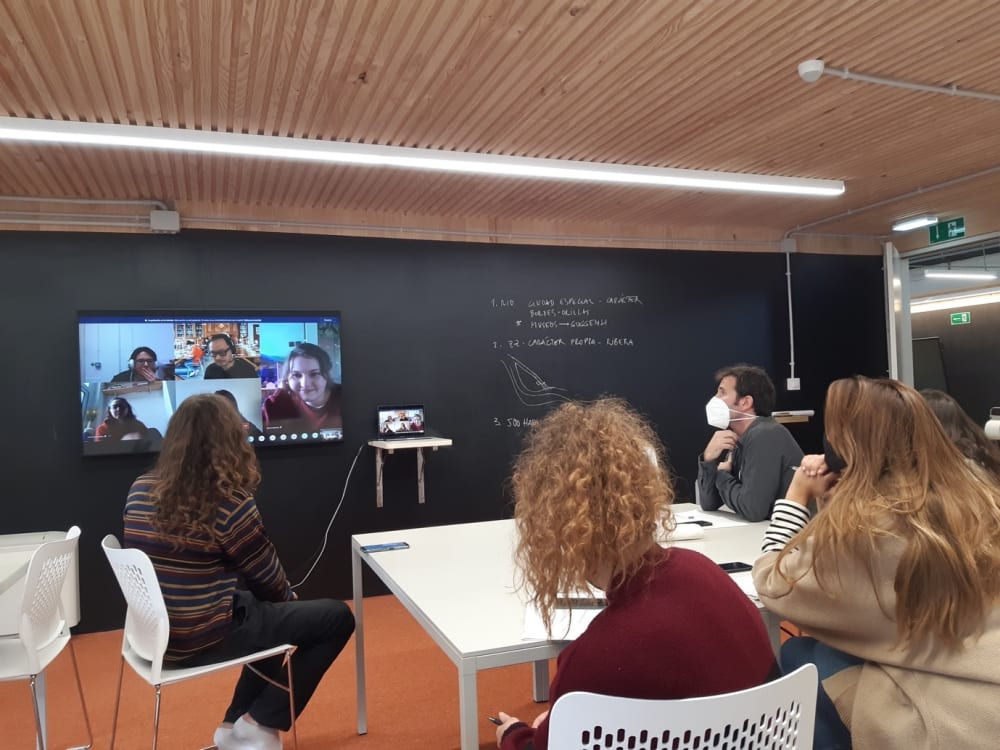 stuents in the classroom with projection on the blackboard