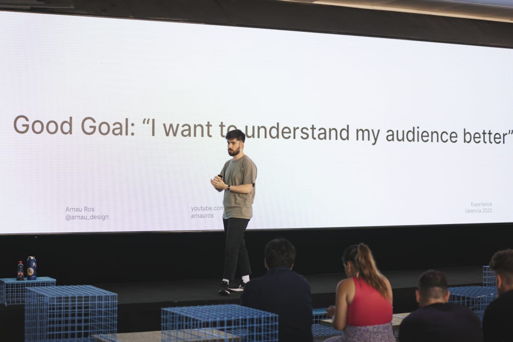 Arnau talking on stage