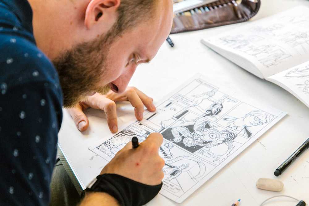 Alexander Steenhorst working in the studio during a short course