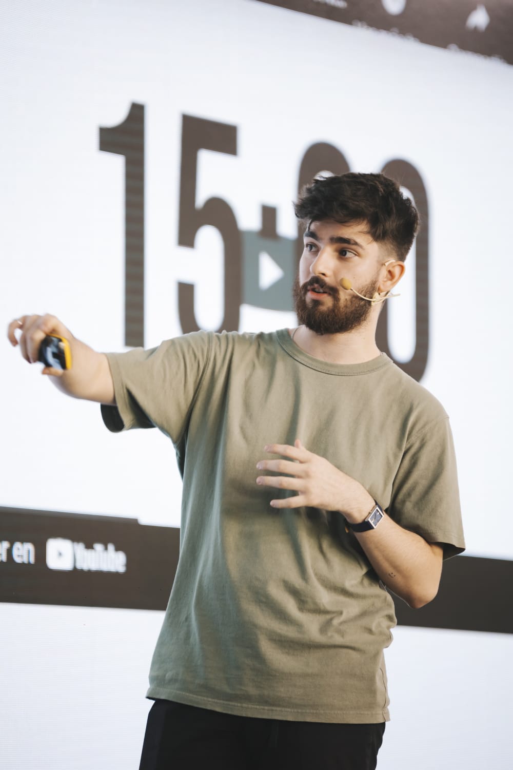 Arnau talking on stage