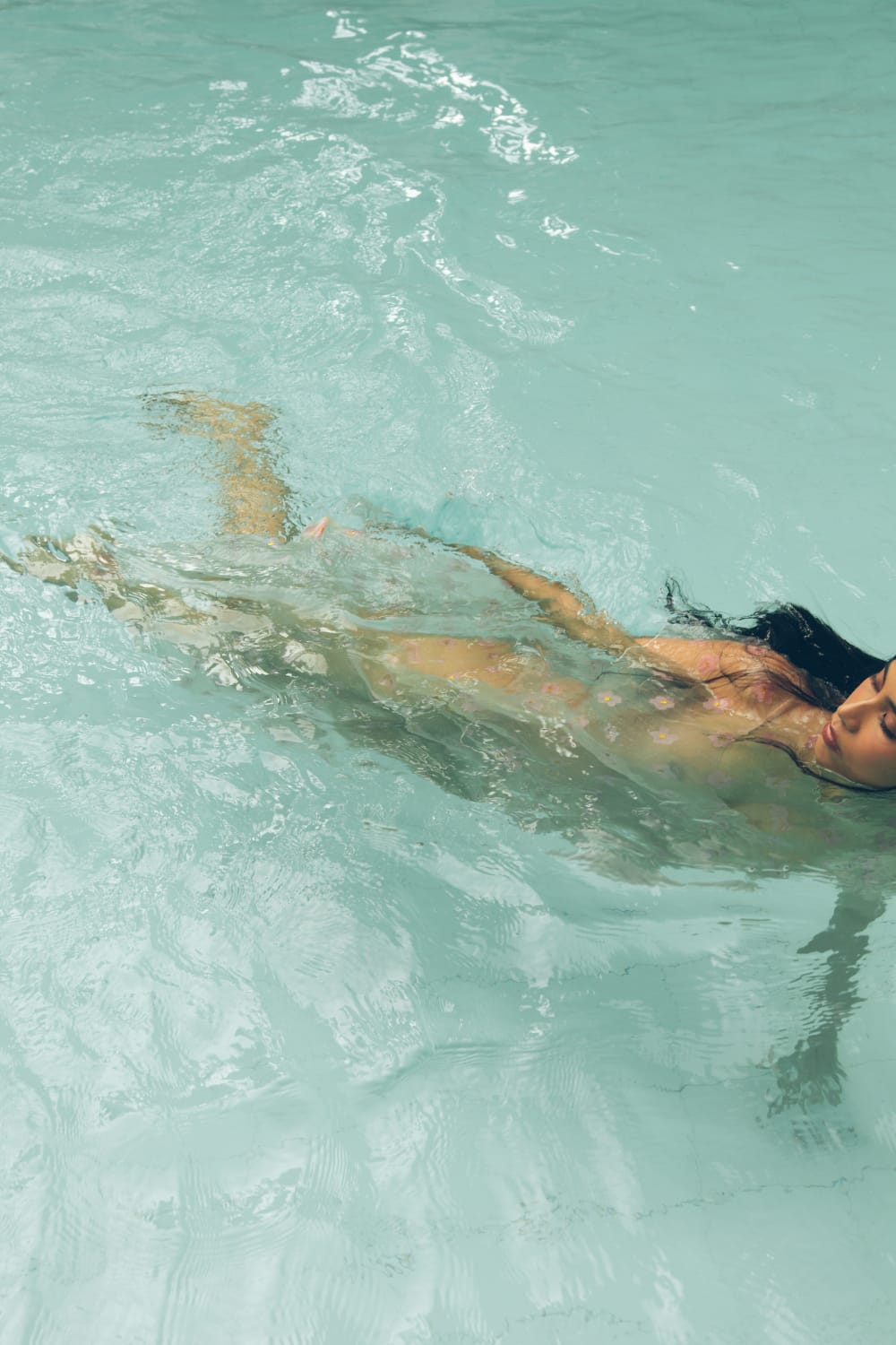 a person swimming in a pool