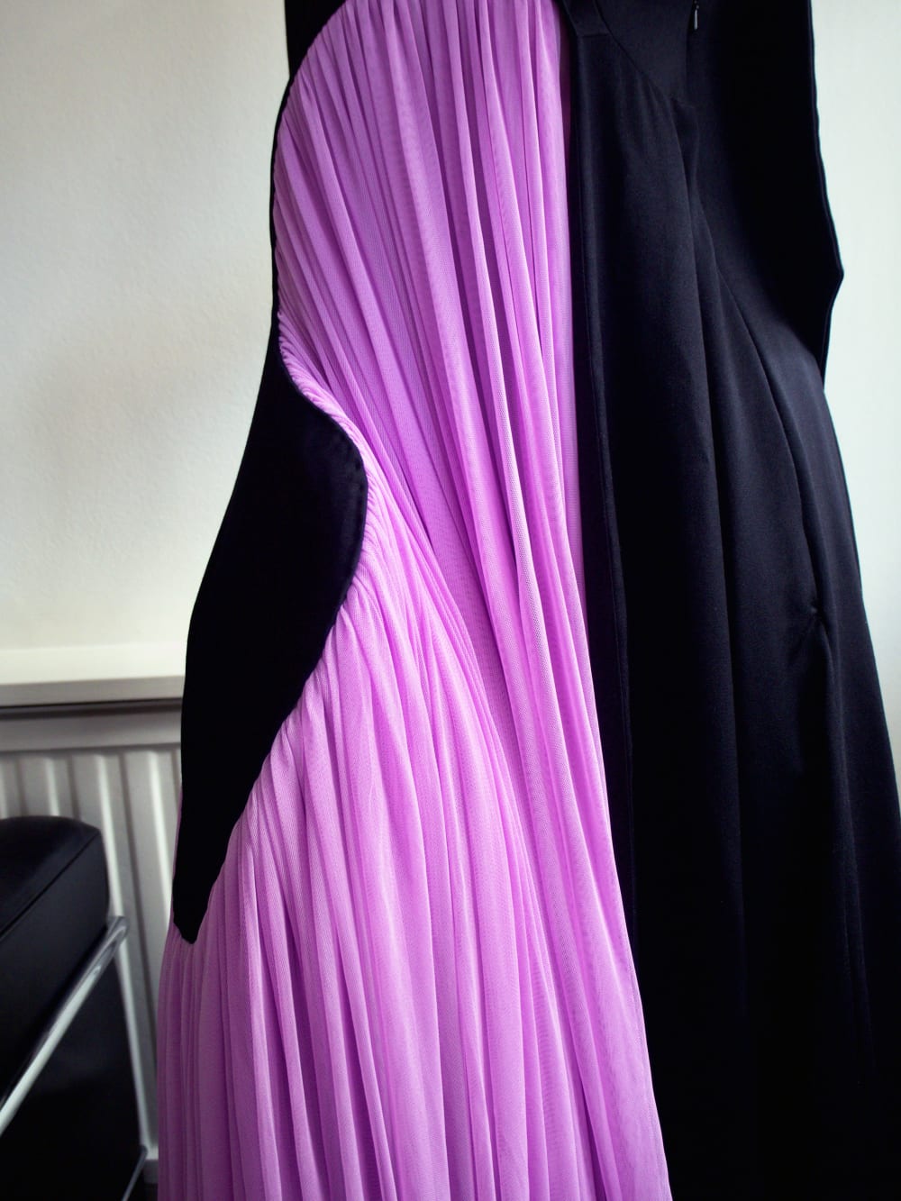 Close-up of the dress by Emily Saunders. Photography by Una Lote Andzane.