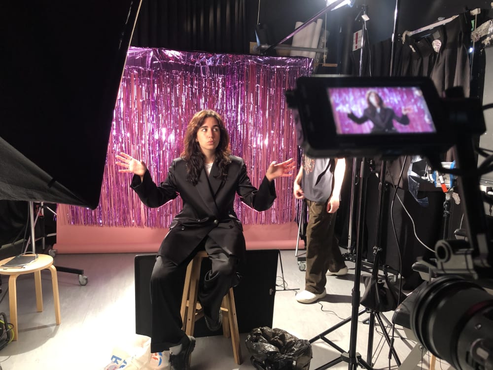 Still image behind the scenes of Blanca on film set