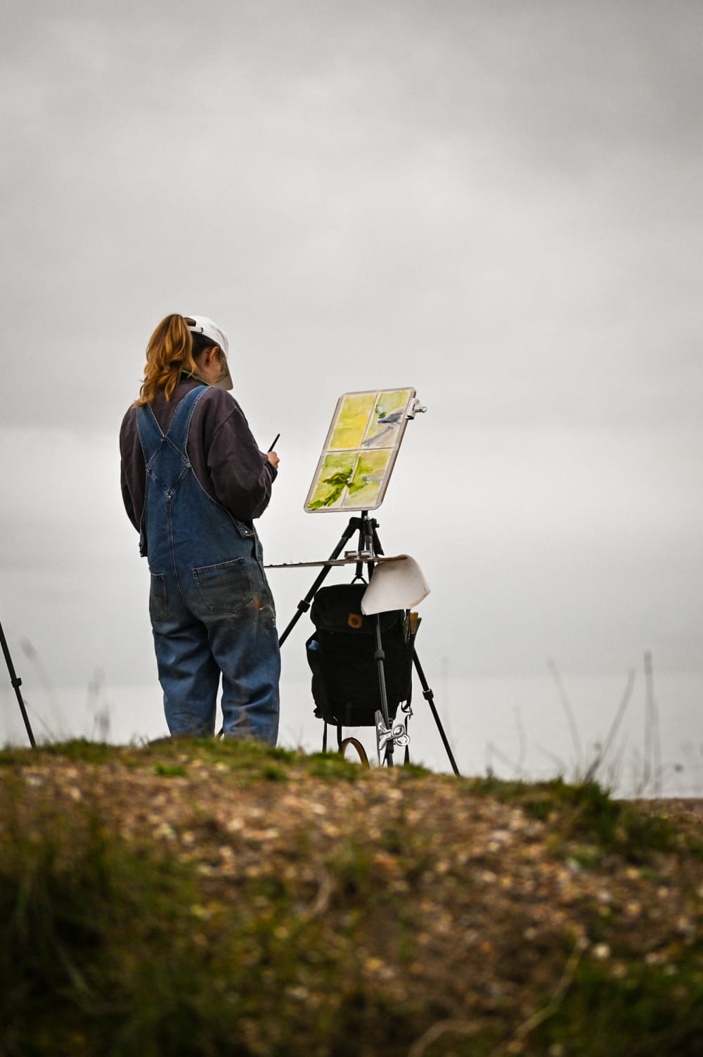Picture of Helena Traill painting 'en plein air'