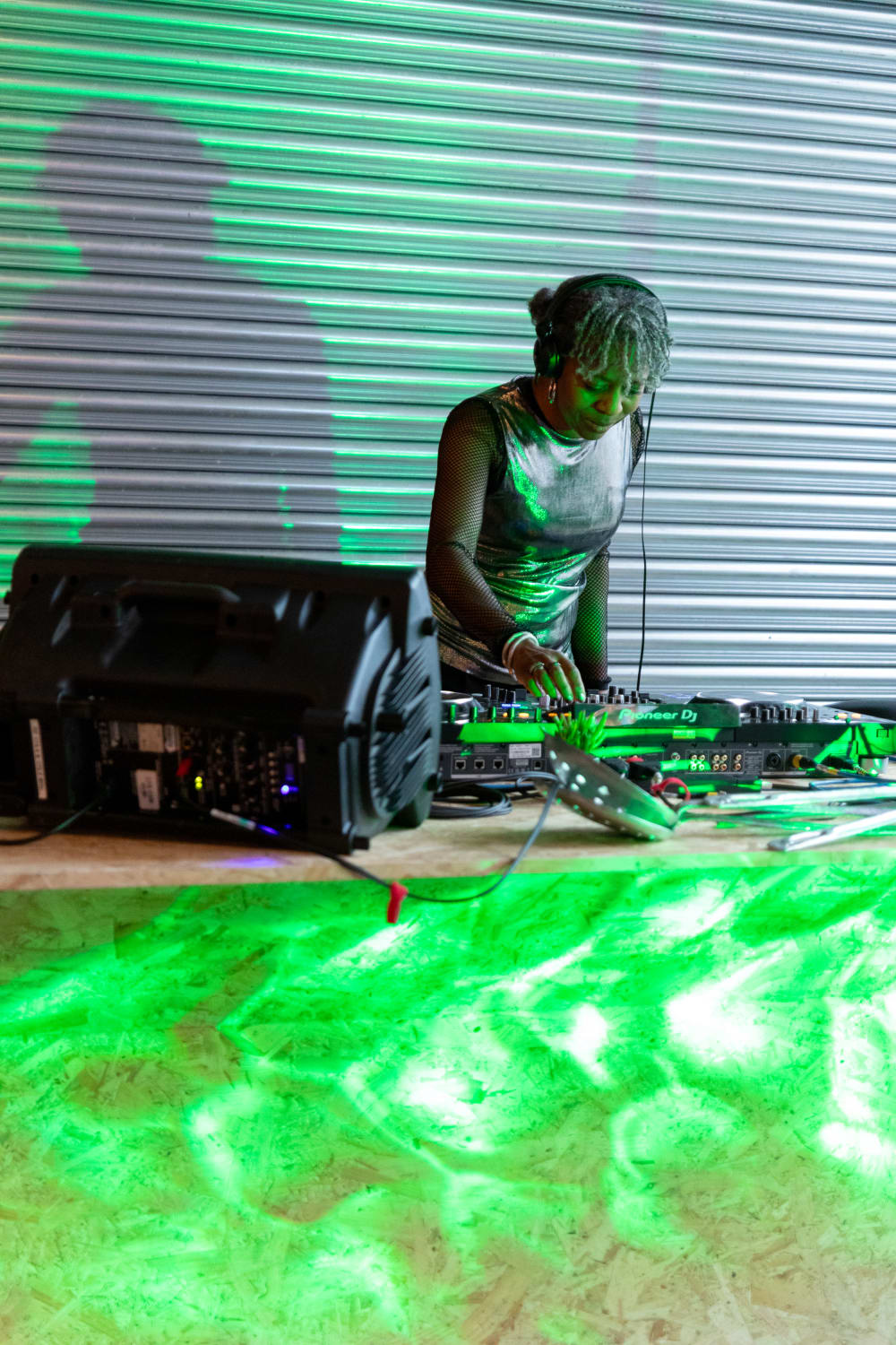 Linett DJ-ing with green lights