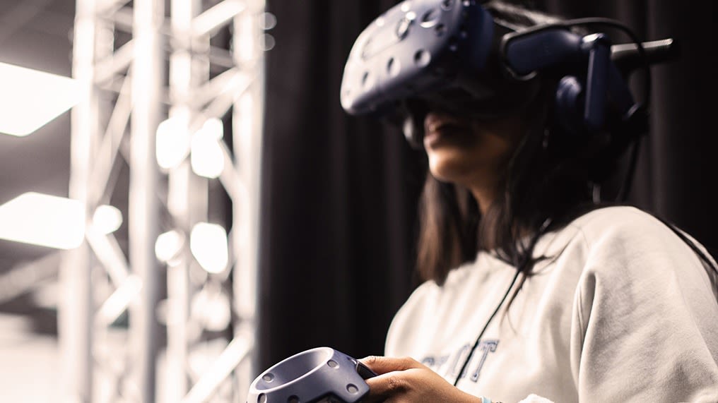 A student uses the VR headset.