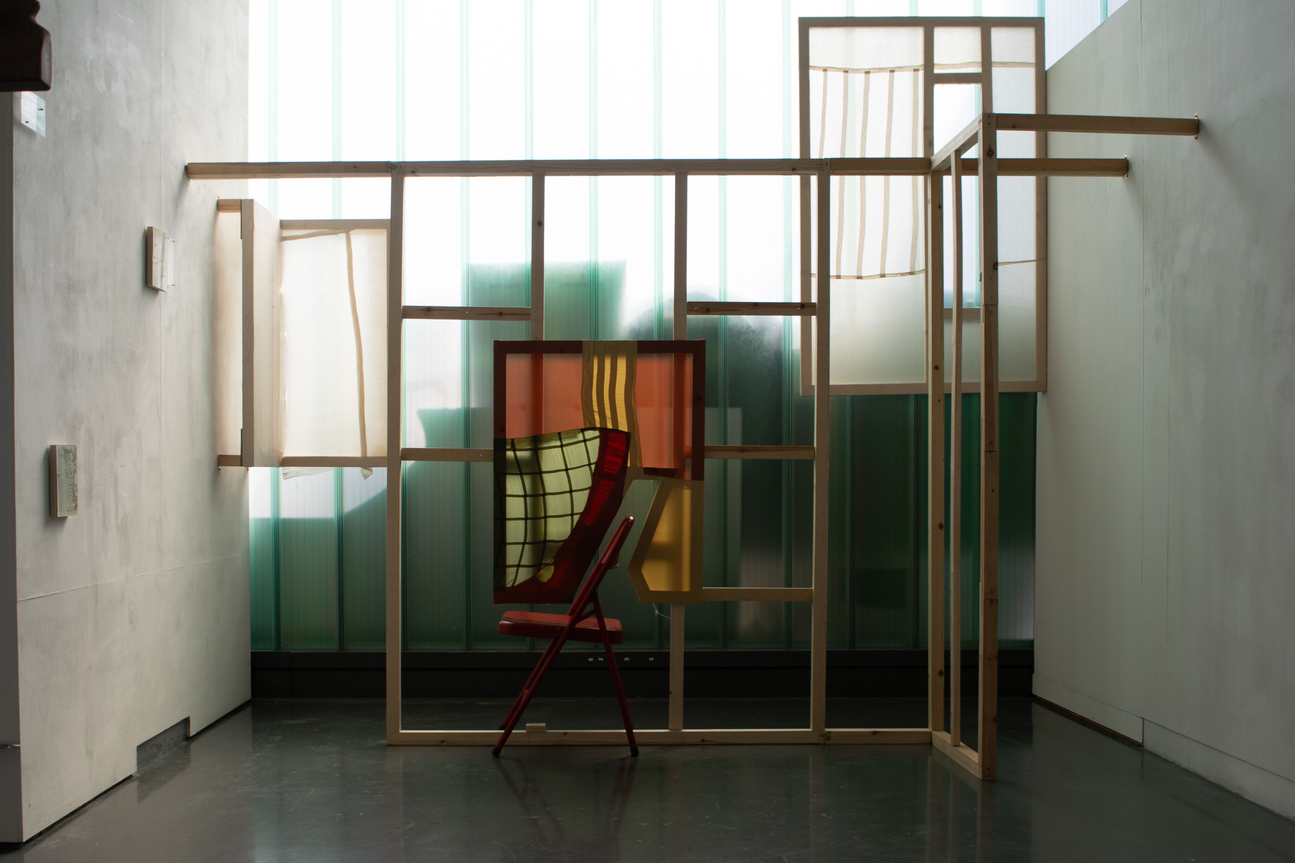 Room with a chair and gold structure behind it