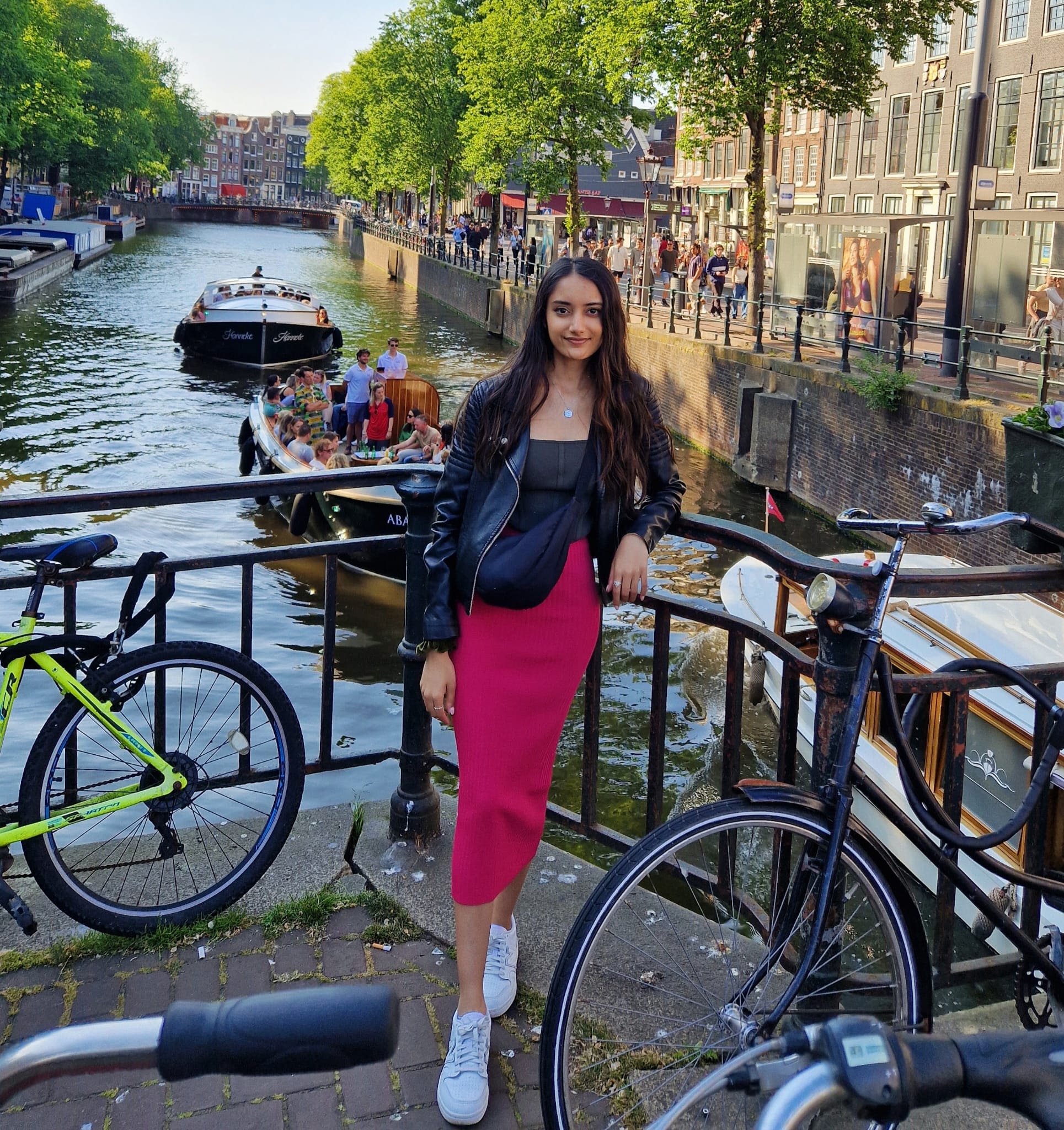 Aishwarya stood infront of a canal
