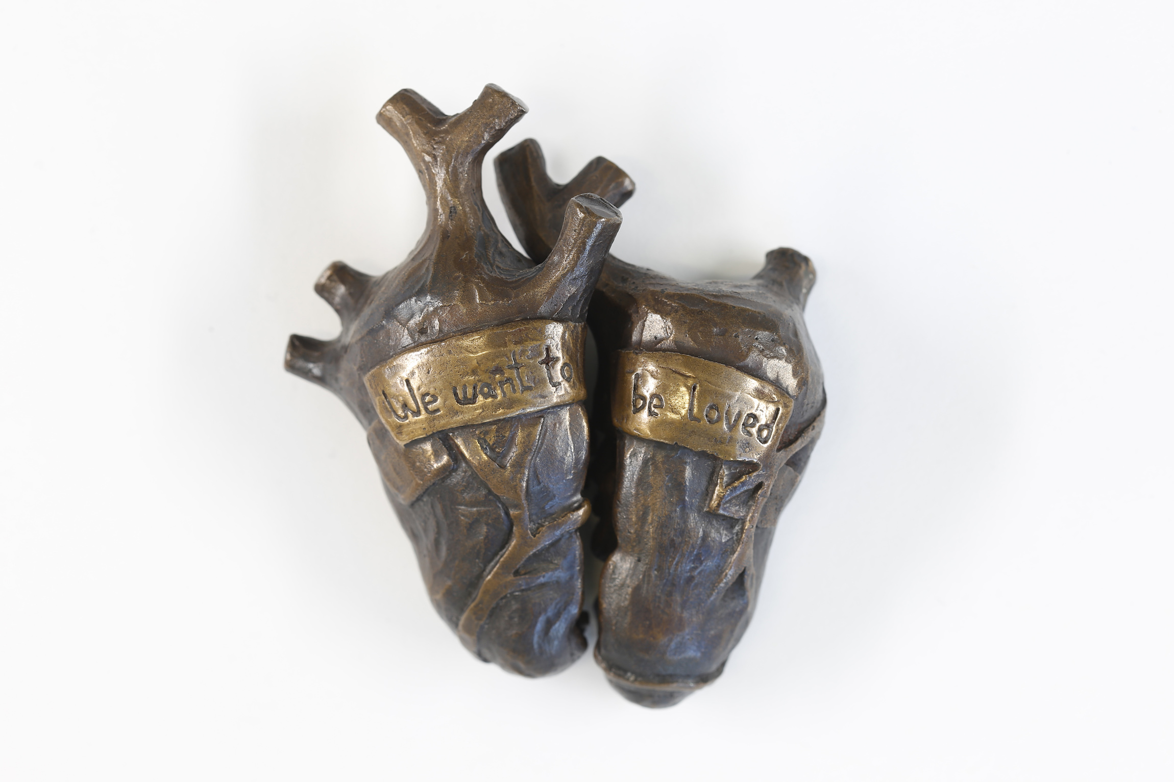 Szu-Fen Huang_Hearts Hold Love Love Holds Hearts_2000_Bronze
