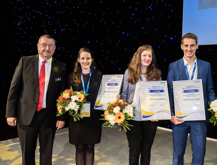 Aimee receives the award at the SEPAWA 2017 conference in Berlin.