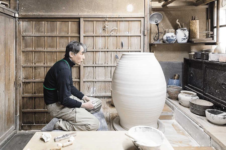 Takahiro-Kondo-in-his-workshop-_-Porcelain-Urn-work-in-progress-_-photo-Saji-Kim