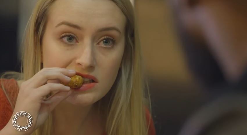 Amelia chows down on chicken while interviewing Ghetts.