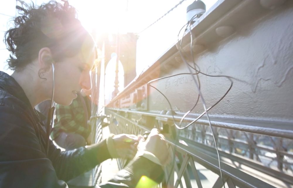Di listening to the sounds of the suspension rods