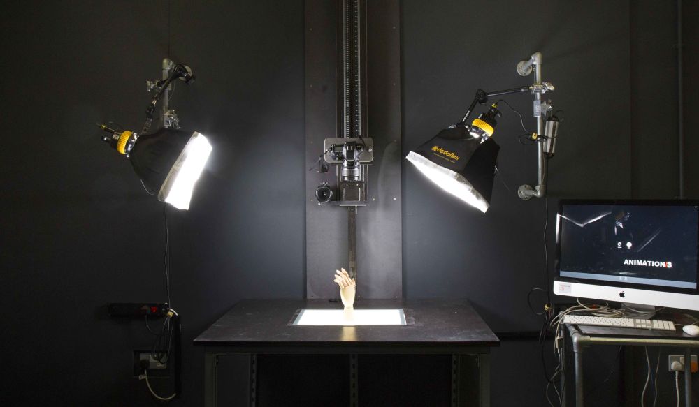 Two lights pointing at a hand model with a camera above