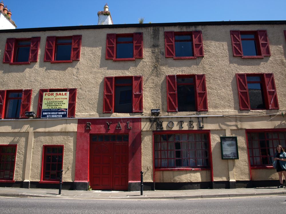 a photo of a hotel fro sale