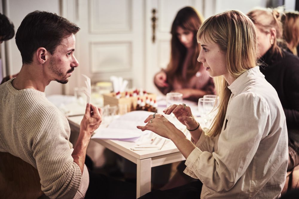 2 people talking during workshop