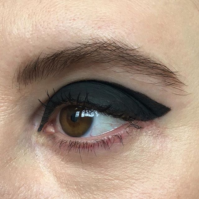 K Swindells Complete Makeup Artist Candid Photo