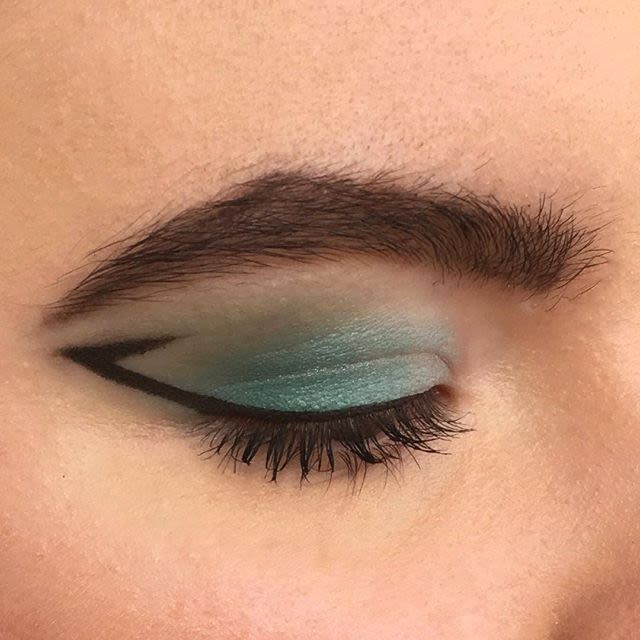 K Swindells Complete Makeup Artist Candid Photo