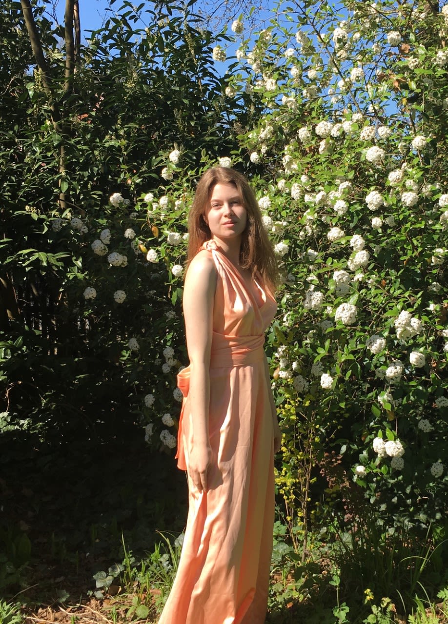 Sophie de grappling wearing a pink dress