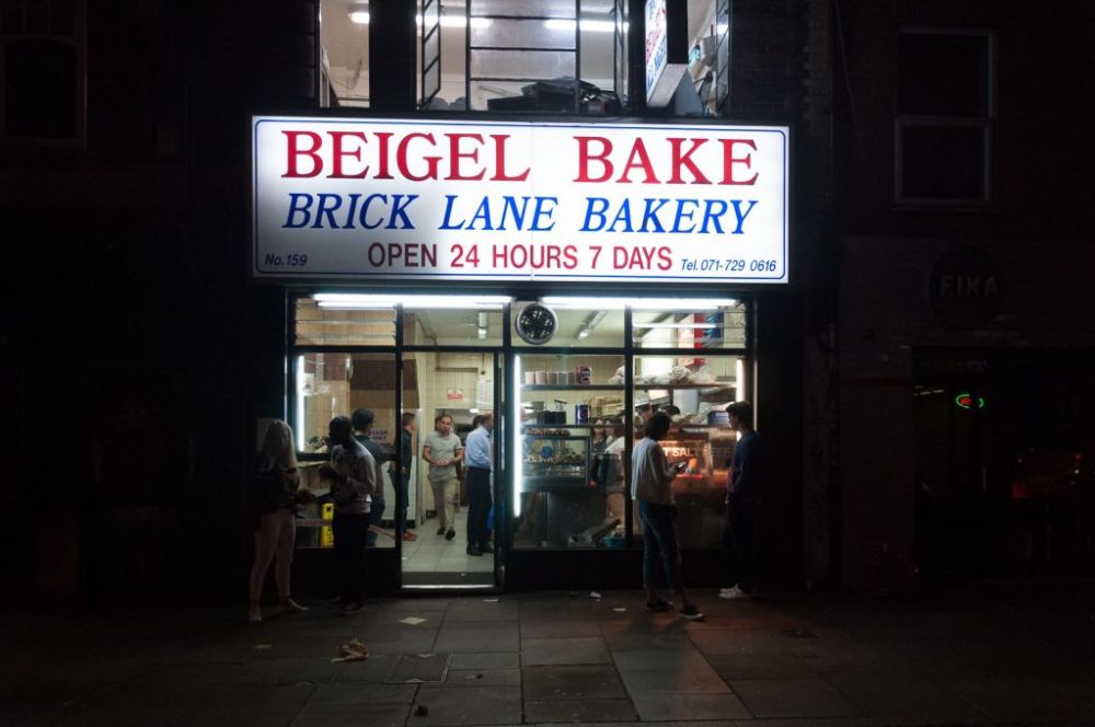 the exterior of beigel bake at night