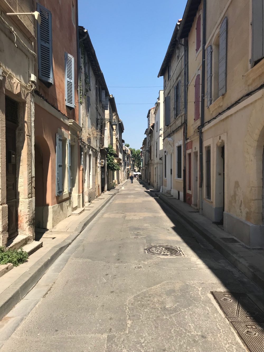 Image of a street in the city of Arles