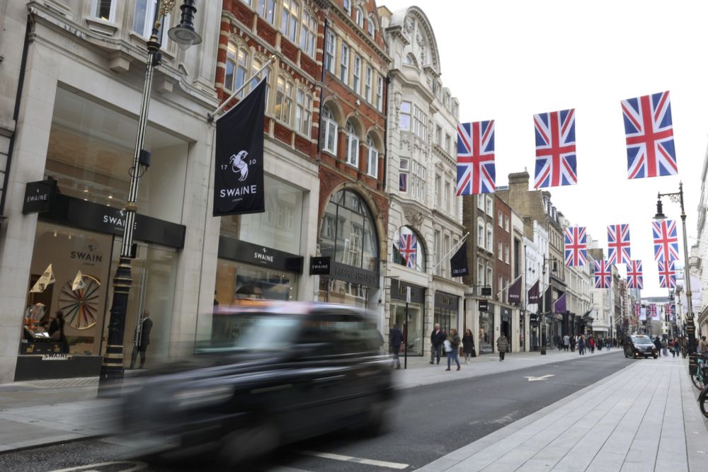 buildings and taxi in london