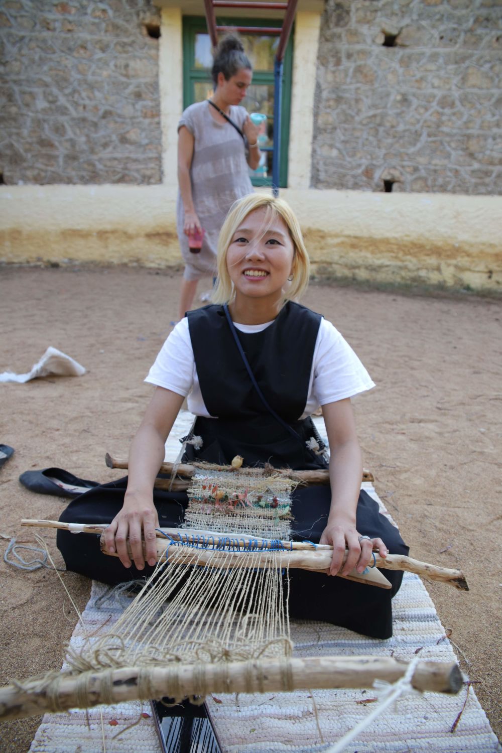 Chil weaving using a hand loom
