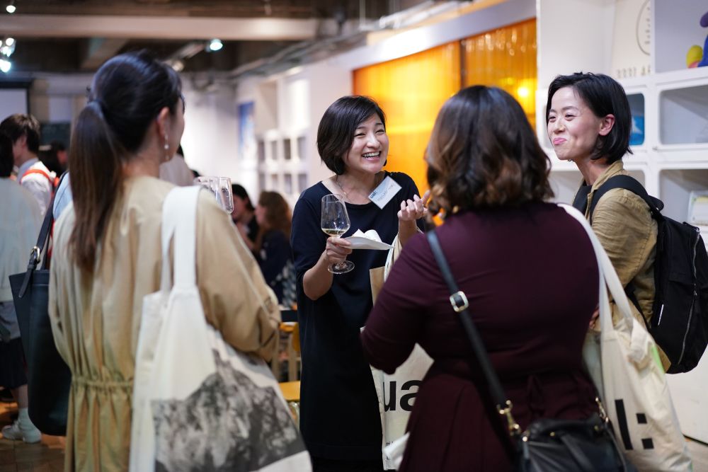 Alumni chatting at the Tokyo Alumni Reception 2019